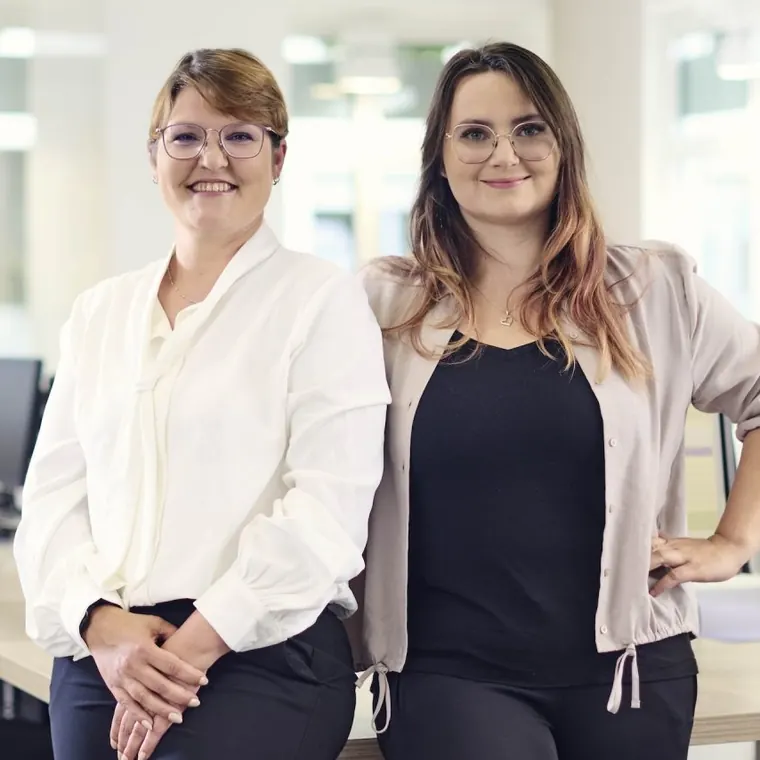 Porträt: Anna und Andrea, Auszubildende zur Hörakustikerin in Zweitausbildung
